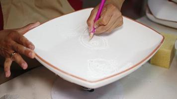 handgemaakte keramische kunst in een keramiekatelier workshop video