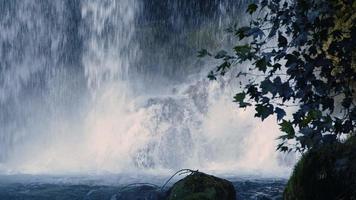 vista de la cascada en la naturaleza salvaje video