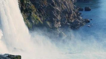 Blick auf den Wasserfall in wilder Natur video