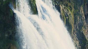 Blick auf den Wasserfall in wilder Natur video