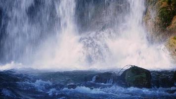 vista da cachoeira na natureza selvagem video