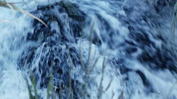 Blick auf den Wasserfall in wilder Natur video