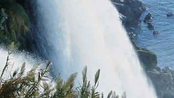 Blick auf den Wasserfall in wilder Natur video