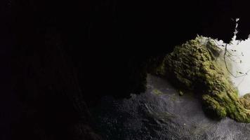 vista de cascada salvaje dentro de la cueva video