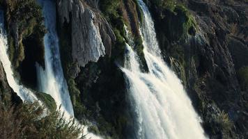 Blick auf den Wasserfall in wilder Natur video