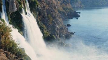 Blick auf den Wasserfall in wilder Natur video