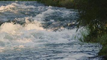 Blick auf den Wasserfall in wilder Natur video