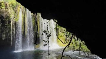 vista de cascada salvaje dentro de la cueva video