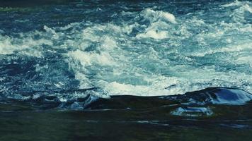 Blick auf den Wasserfall in wilder Natur video