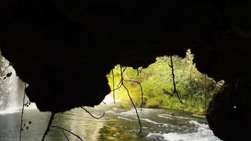 vista de cascada salvaje dentro de la cueva video