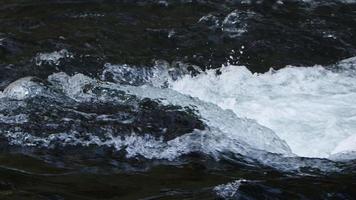 Blick auf den Wasserfall in wilder Natur video