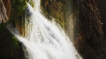 vista da cachoeira na natureza selvagem video