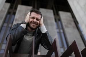 retrato de un hombre en el momento de los ataques de pánico foto