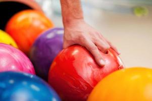 elijo este primer plano, de, un, tenencia de la mano, bola de bolos foto