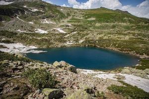 lago alpino en las montañas del cáucaso foto