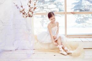 la joven bailarina se está preparando para una actuación de ballet. pequeño ballet prima foto