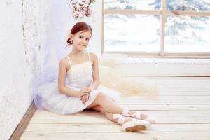 pequeño ballet prima. joven bailarina se prepara para una actuación de ballet foto