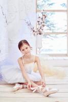 pequeño ballet prima. joven bailarina se prepara para una actuación de ballet foto