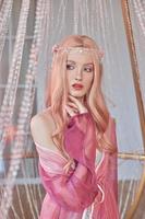 retrato de belleza de una princesa elfa de anime con cabello rosado en ropa interior. fabulosa mirada mágica, hermoso maquillaje rosa. borde corona en la cabeza de una mujer