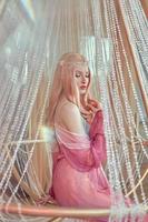 retrato de belleza de una princesa elfa de anime con cabello rosado en ropa interior. fabulosa mirada mágica, hermoso maquillaje rosa. borde corona en la cabeza de una mujer