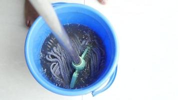 fregona en balde azul con agua sucia video