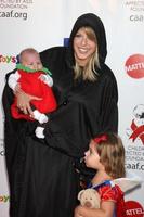 los angeles, 30 de octubre - jodie sweetin, los niños llegan al 17º sueño anual de halloween que beneficia a caaf en barker hanger el 30 de octubre de 2010 en santa monica, ca foto