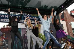 los angeles, 17 de octubre - sofia carson, dove cameron, booboo stewart, cameron boyce en la aparición personal de stars of descendants en el centro de disney el 17 de octubre de 2015 en anaheim, ca foto