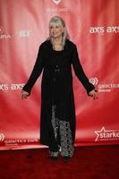 los angeles, 8 de febrero - emmylou harris llega a la gala de la persona del año de musicares 2013 en honor a bruce springsteen en el centro de convenciones de los angeles el 8 de febrero de 2013 en los angeles, ca foto