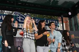 los angeles, 17 de octubre - sofia carson, dove cameron, booboo stewart, cameron boyce en la aparición personal de stars of descendants en el centro de disney el 17 de octubre de 2015 en anaheim, ca foto