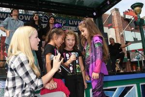 los angeles, 17 de octubre - dove cameron, fans en la aparición personal de stars of descendants en el centro de disney el 17 de octubre de 2015 en anaheim, ca foto