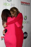 los angeles, 29 de abril - eva longoria, felicity huffman llega a la fiesta de despedida de amas de casa desesperadas en el hotel w hollywood el 29 de abril de 2012 en los angeles, ca foto