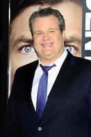 los angeles, 4 de febrero - eric stonestreet llega al estreno de robo de identidad en el teatro del pueblo el 4 de febrero de 2013 en westwood, ca foto