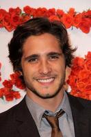 los angeles, 10 de abril - diego boneta llega a la 3ra velada anual de cócteles y compras del entrenador en the bad robot el 10 de abril de 2013 en santa monica, ca foto