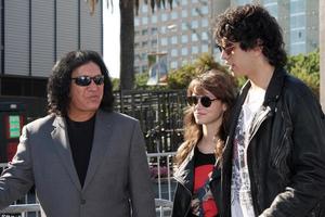 los angeles, 14 de agosto - gene simmons alex esso nick simmons llegando a los premios vh1 do something 2011 en hollywood palladium el 14 de agosto de 2011 en los angeles, ca foto