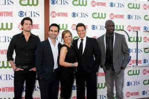 los angeles, 3 de agosto - kristoffer polaha, nestor carbonell, sarah michelle geller, ioan gruffudd, mike colter llegando a la cbs tca summer 2011 all star party en robinson may parking garage el 3 de agosto de 2011 en beverly hills, ca foto