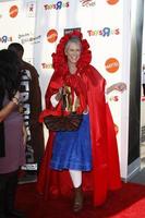 los angeles, 29 de octubre - jamie lee curtis llegando al 18º sueño anual de halloween los angeles en barker hanger el 29 de octubre de 2011 en santa monica, ca foto