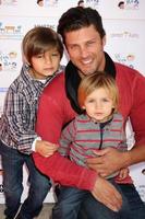 los angeles, 5 de noviembre - greg vaughn, y sus hijos jathan y cavan en la fiesta del libro tú y yo en sweetharts el 5 de noviembre de 2011 en sherman oaks, ca foto