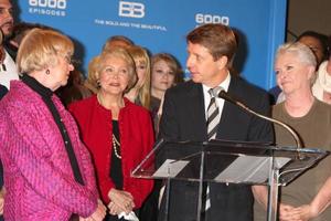 los angeles, 7 de febrero - kathryn joosten, con un elenco audaz y hermoso, brad bell en la celebración del espectáculo número 6000 en the bold and the beautiful en cbs television city el 7 de febrero de 2011 en los angeles, ca foto