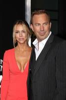 los angeles, 12 de febrero - christine baumgartner, kevin costner at the 3 days to kill la premiere en arclight hollywood theaters el 12 de febrero de 2014 en los angeles, ca foto