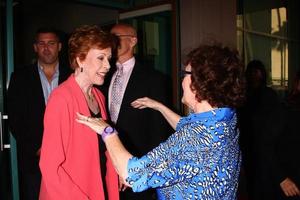 los angeles, 22 de julio - carol burnett, fan llega a una velada con carol burnett en la academia de artes y ciencias de la televisión el 22 de julio de 2013 en no hollywood, ca foto