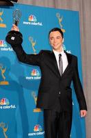 los angeles, 29 de agosto - jim parsons en la sala de prensa de los premios emmy 2010 en el teatro nokia en la live el 29 de agosto de 2010 en los angeles, ca foto