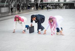 Comienzo del año nuevo 2023, grupo de hombres de negocios que se preparan para la carrera en los negocios en el fondo de la ciudad, conceptos exitosos de la competencia empresarial. foto