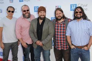 los angeles, jun 12 - zac brown band llega al grupo de la industria de la música y el entretenimiento de la ciudad de la esperanza honra el evento bob pittman en el geffen contemporary en moca el 12 de junio de 2012 en los angeles, ca foto