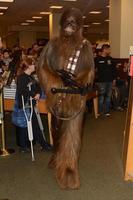 los angeles, 28 de noviembre - chewbacca en la firma de libros para el diario de la princesa en barnes and noble el 28 de noviembre de 2016 en los angeles, ca foto