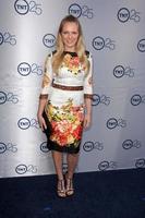 los angeles, 24 de julio - emma bell llega a la fiesta del 25 aniversario de tnt en el hotel beverly hilton el 24 de julio de 2013 en beverly hills, ca foto