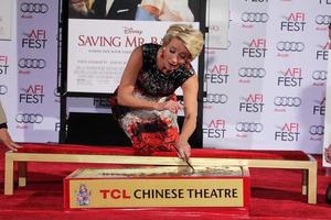 los angeles, 7 de noviembre - emma thompson en la ceremonia de mano y huella de emma thompson en el teatro chino tcl el 7 de noviembre de 2013 en los angeles, ca foto