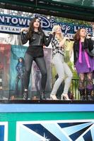 los angeles, 17 de octubre - sofia carson, dove cameron en la aparición personal de stars of descendants en el centro de disney el 17 de octubre de 2015 en anaheim, ca foto