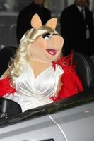 los angeles, 12 de noviembre - miss piggy llega al estreno mundial de los muppets en el capitan theater el 12 de noviembre de 2011 en los angeles, ca foto