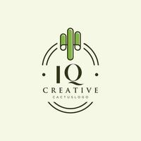 vector de logotipo de cactus verde de letra inicial iq