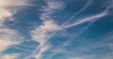 4k timelapse iriserend verschillend lagen van wolken in de blauw lucht video